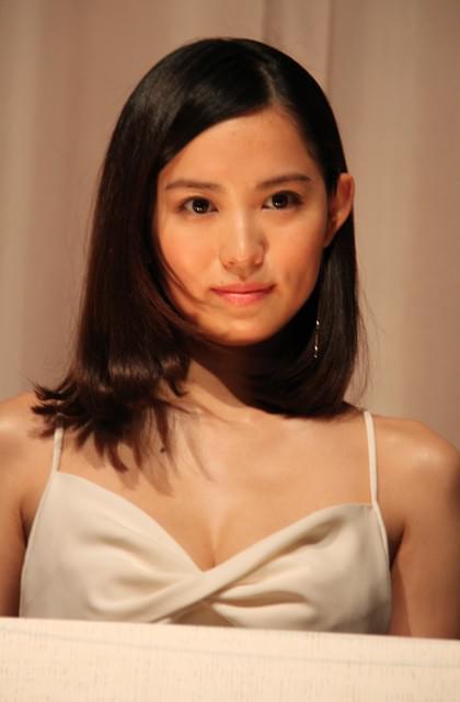 市川由衣、背中“パックリ”ワンピで感無量の主演作「海を感じる時」初日