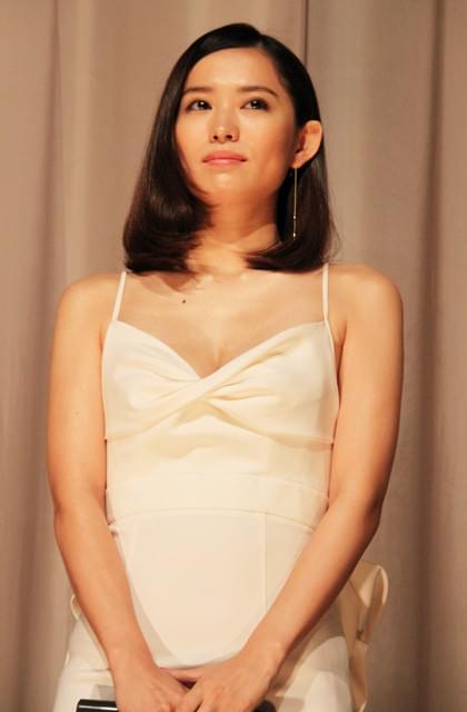 市川由衣、背中“パックリ”ワンピで感無量の主演作「海を感じる時」初日