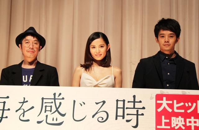 市川由衣、背中“パックリ”ワンピで感無量の主演作「海を感じる時」初日
