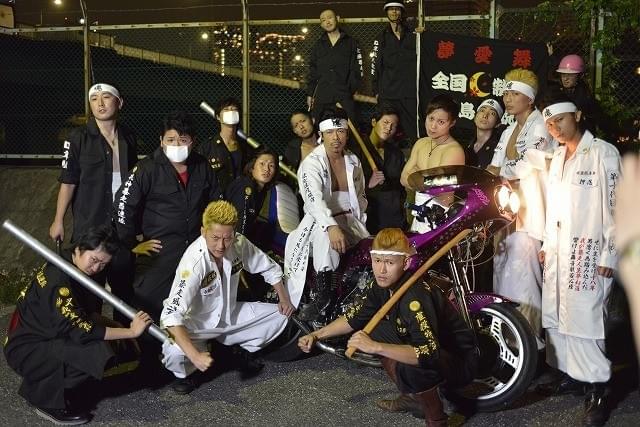 暴走族総長に扮し、バイクにまたがるMATSU（中央）