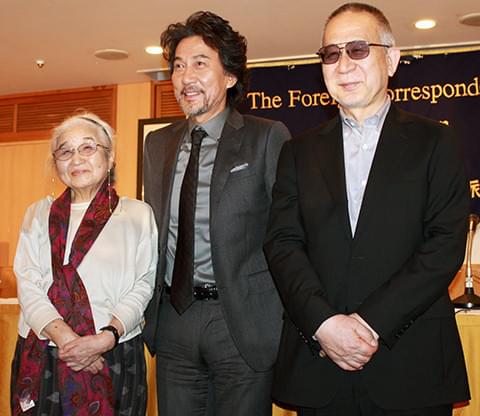 会見に出席した（左から） 野上照代さん、役所広司、小泉堯史監督