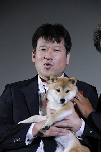 「幼獣マメシバ」一郎がファンに感謝状 佐藤二朗が土下座で手渡し