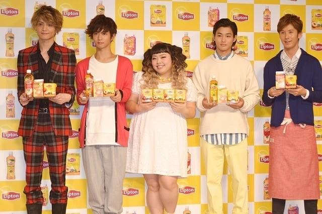 イケメンに囲まれ満面の笑みの渡辺直美