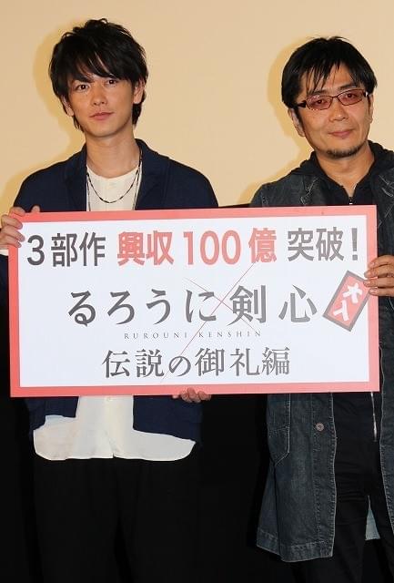 大ヒットを喜ぶ佐藤健と大友啓史監督