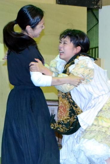 木南晴夏が高畑充希にチョークスリーパー!? 流血必至の舞台「奇跡の人」