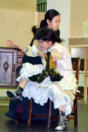 木南晴夏が高畑充希にチョークスリーパー!? 流血必至の舞台「奇跡の人」