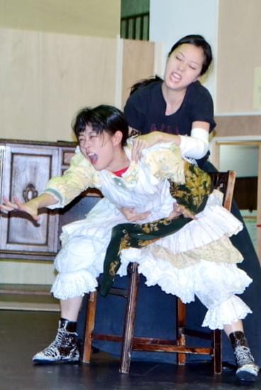 木南晴夏が高畑充希にチョークスリーパー!? 流血必至の舞台「奇跡の人」