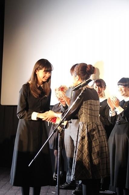 「零」主演の中条あやみ、安里監督の手紙に涙