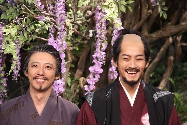 「軍師官兵衛」クランクアップ 涙の岡田准一に中谷美紀らがキス！