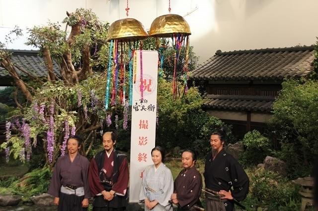 「軍師官兵衛」クランクアップ 涙の岡田准一に中谷美紀らがキス！