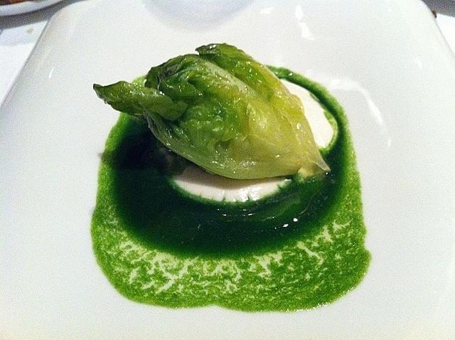 レタス、アンチョビ、クレソンを使ったアーモンドクリーム・ソースの前菜