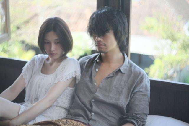 三津谷葉子、斎藤工が共演した 杉野希妃監督作「欲動」の一場面