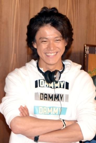 小栗旬、パーカー姿で「信長協奏曲」出陣！ 一人二役、家ではパパに