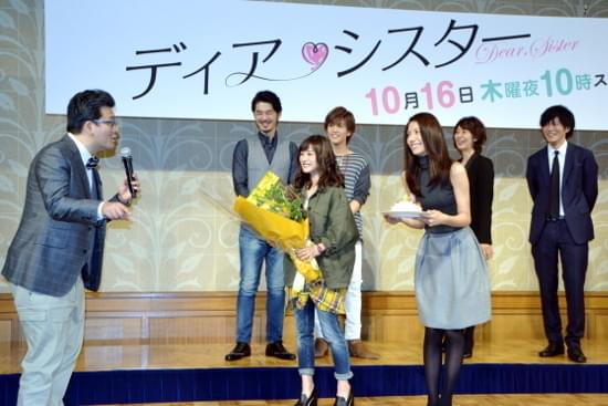 石原さとみ＆松下奈緒“姉妹”仲良く ドラマで「ペチャパイ！」「チビ！」
