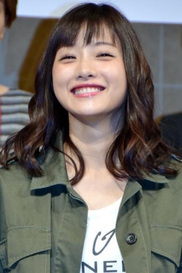 石原さとみ＆松下奈緒“姉妹”仲良く ドラマで「ペチャパイ！」「チビ！」