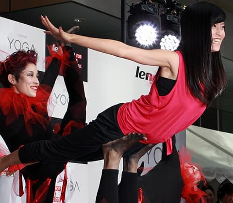 「飛行機のポーズ」を披露した小島瑠璃子