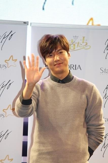 笑みを浮かべるイ・ミンホ