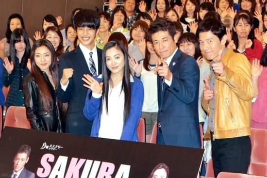 笑顔の桜満開！仲間由紀恵、新ドラマで佐藤隆太と夫婦漫才？