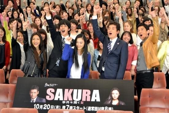 笑顔の桜満開！仲間由紀恵、新ドラマで佐藤隆太と夫婦漫才？