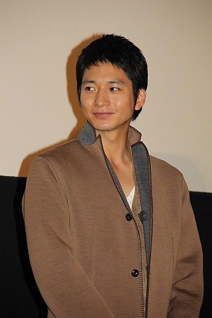 向井理、赤いワンピース姿の片桐はいりを「奇抜な人」とバッサリ