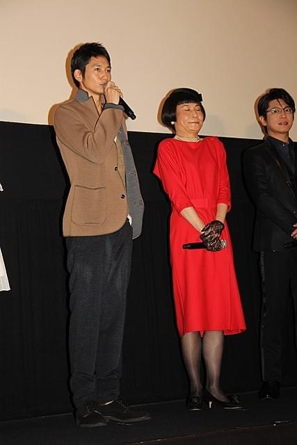 向井理、赤いワンピース姿の片桐はいりを「奇抜な人」とバッサリ