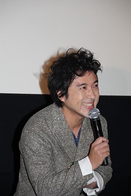 向井理、赤いワンピース姿の片桐はいりを「奇抜な人」とバッサリ