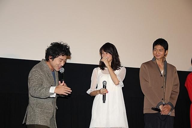 向井理、赤いワンピース姿の片桐はいりを「奇抜な人」とバッサリ