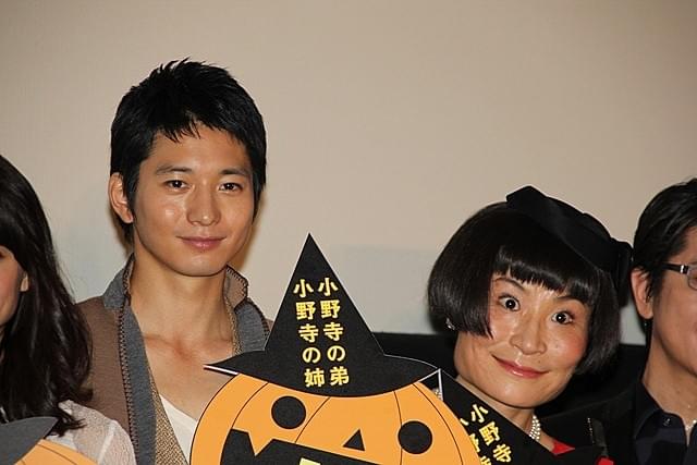 向井理、赤いワンピース姿の片桐はいりを「奇抜な人」とバッサリ