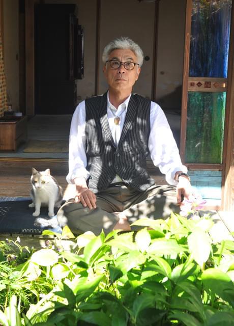 イッセー尾形、9年ぶりの映画主演！“相棒”の三毛猫は「あまちゃん」夏ばっぱの飼い猫