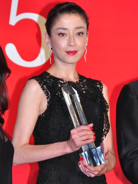 撮影秘話を暴露されて 照れ笑いの宮沢りえ