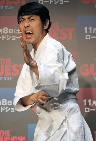 アンガ田中「ザ・ゲスト」イベントで瓦3枚割り“空手3級最強”を豪語