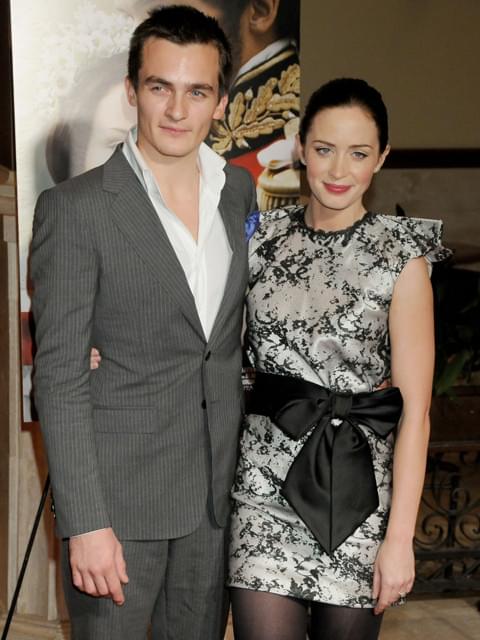 エミリー・ブラント、「ヴィクトリア女王」共演のR・フレンド監督デビュー作に参加