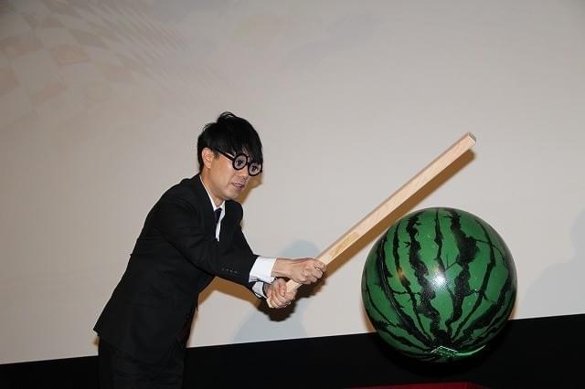 松坂桃李、瓦割りに挑戦！10枚を一発成功にびっくり