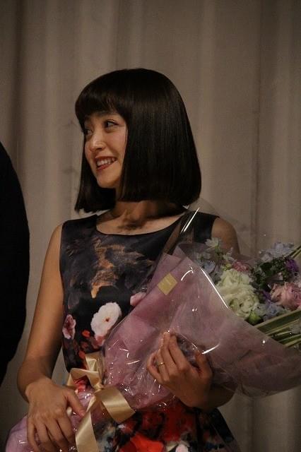 安達祐実、再婚後初の公の場に出席 左手薬指に指輪キラリ