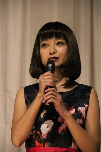 安達祐実、再婚後初の公の場に出席 左手薬指に指輪キラリ