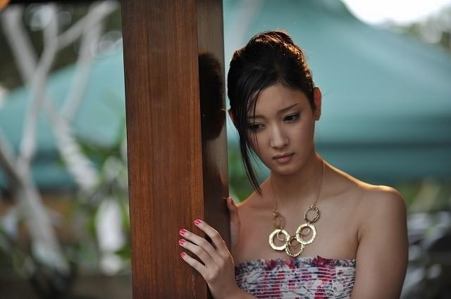 菜々緒「神様はバリにいる」でセクシービキニ姿を惜しげもなく披露