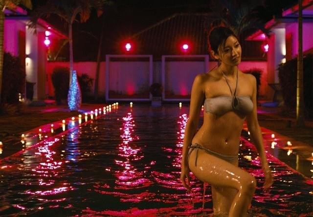 菜々緒「神様はバリにいる」でセクシービキニ姿を惜しげもなく披露