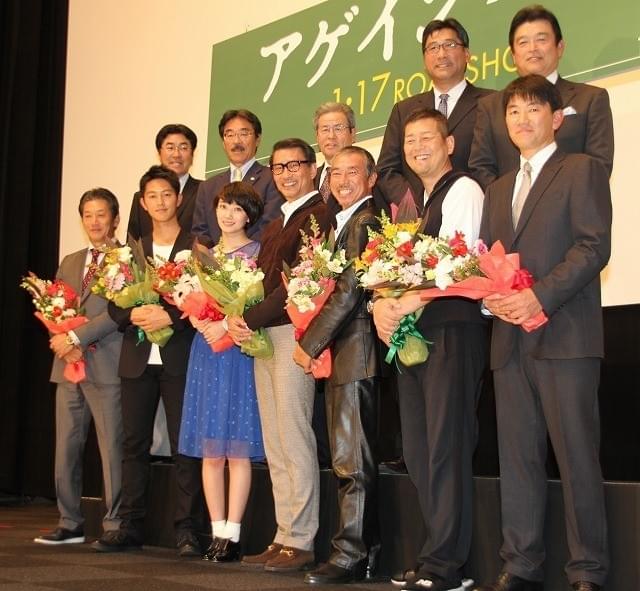 特別試写会に出席した中井貴一ら