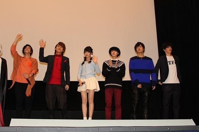 竹内涼真と佐野岳が熱い抱擁！「仮面ライダー×仮面ライダー」公開に感無量