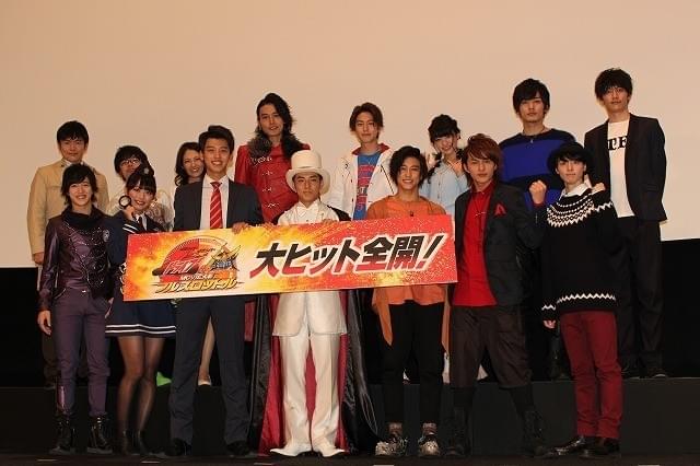 竹内涼真と佐野岳が熱い抱擁！「仮面ライダー×仮面ライダー」公開に感無量