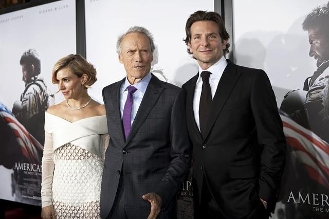 クリント・イーストウッド監督（中央）と ブラッドリー・クーパー、シエナ・ミラー