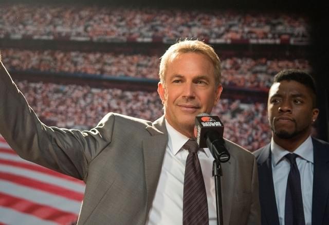 NFLドラフト会議での心理戦を描く「ドラフト・デイ」WEB限定特別映像を入手！