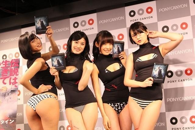 セクシー衣装で登場したポニーキャニオングラドル映画宣伝部