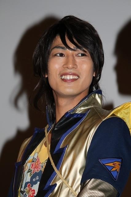 「トッキュウジャーVSキョウリュウジャー」新旧ヒーローがシリーズ20年目を祝福