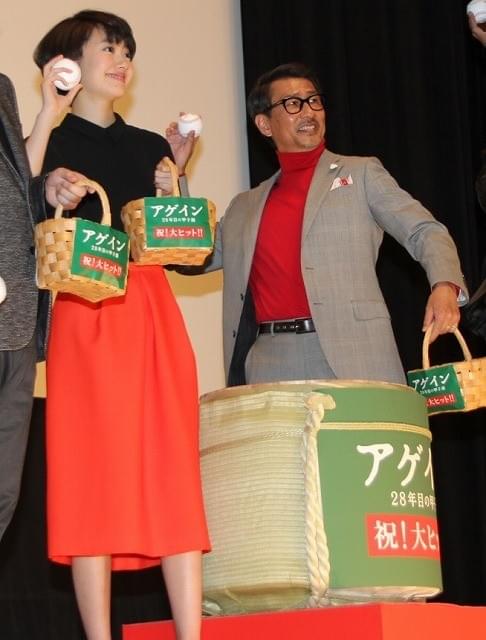 「アゲイン」公開祝しバットで鏡開き！ 中井貴一は見事な投球披露