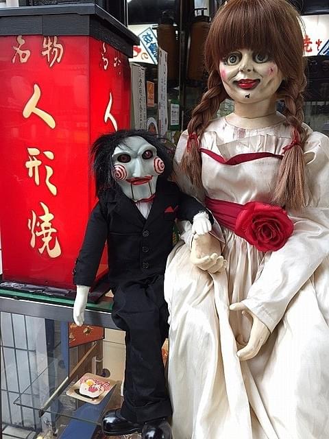 呪いのアナベル人形、「ソウ」シリーズのビリーと人形町で密会デート