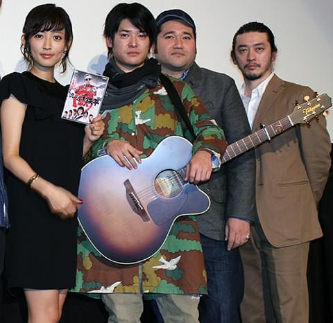 主演の寺島進は映画撮影で不在も 榊いずみのミニライブなどで大盛り上がり