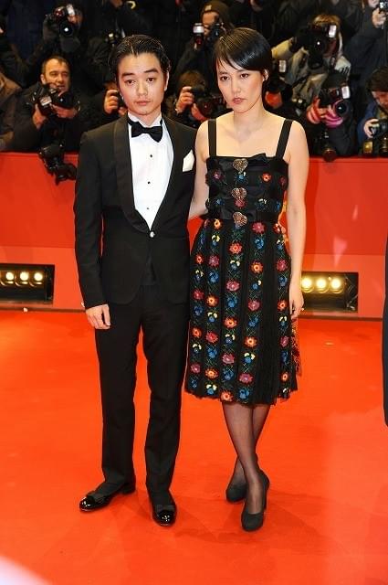 第65回ベルリン国際映画祭開幕！菊地凛子は夫・染谷将太とレッドカーペット