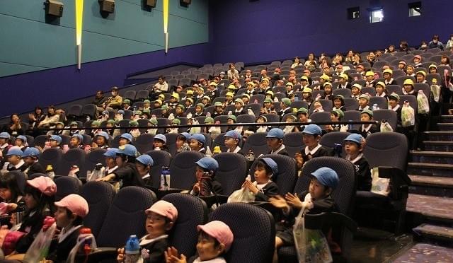 みんなで映画鑑賞に大喜びの園児たち