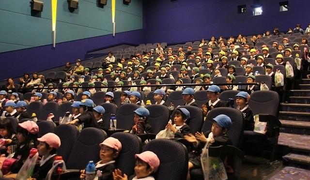 「マジックドルフィン」が園児の夢かなえる！ 特別上映に230人を招待